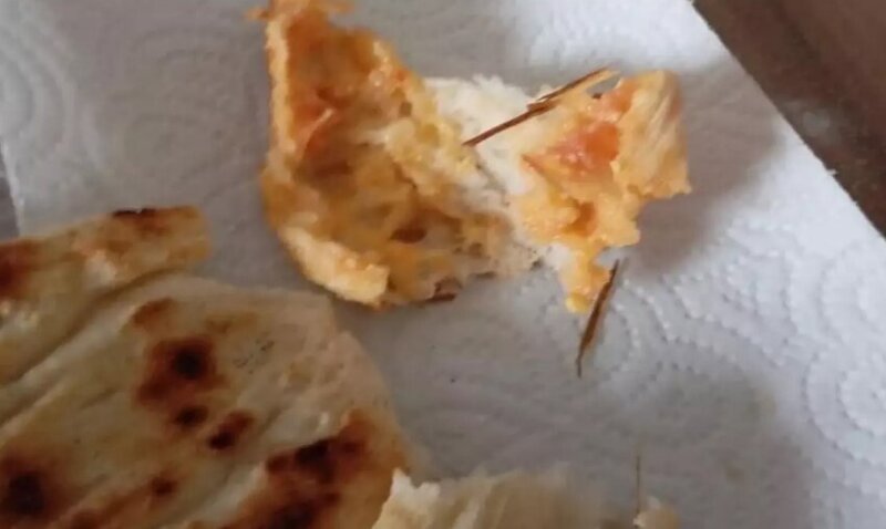 Çörəyin içindən odun parçaları çıxdı, görənlər şok oldu - VİDEO