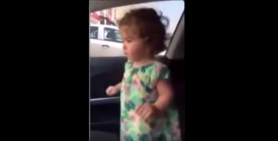 Ağlayan uşaq kamança səsi eşidən kimi oynamağa başladı - VİDEO