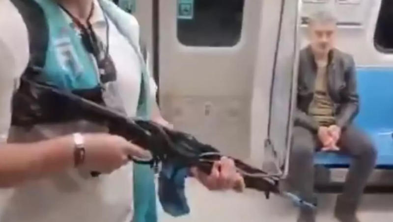 Əlindəki oyuncaq silahı metroya minən insanlara tuşlayıb panika yaratdı - VİDEO