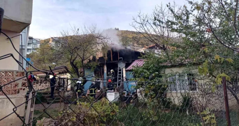 Alışqan doldurmaq istəyən qadının özü də yandı, evi də! - VİDEO