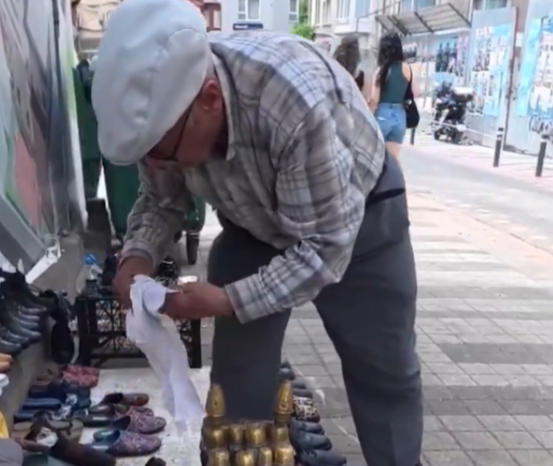 Azərbaycanlı səyyah bloqer Davud Axundzadədən İstanbulda duyğulandıran yardım - VİDEO
