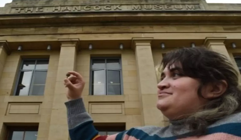 İngiltərədə arxeologiya tələbəsi ilk qazıntısında nadir qızıl əşya tapdı