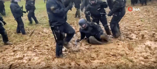 Etirazlar Alman polisilərinə "palçıq" maneəsi - VİDEO