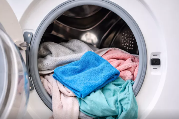 Paltarların üzərindəki tüklərdən qurtulmaq üçün paltaryuyan maşına nə qoymaq lazımdır?