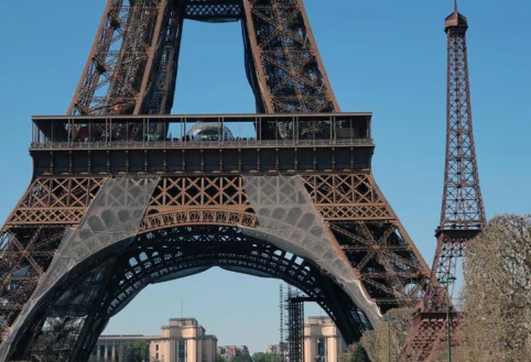 Parisdə Eyfel qülləsindən 200 metr aralıda daha bir Eyfel inşa edildi - FOTO