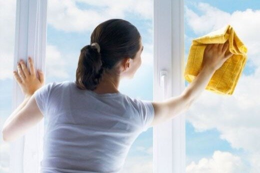 Pəncərə silərkən 2-ci mərtəbədən yıxılan qadın həyatını itirdi