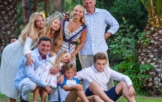 Sanksiya altına düşən Peskov və ailəsinin dəbdəbəli həyatı heyrət doğurub