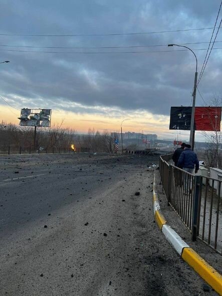 Ukrayna ordusu Rusiya tanklarının Kiyevə irəliləyişini dayandırmaq üçün körpünü partlatdı - FOTO