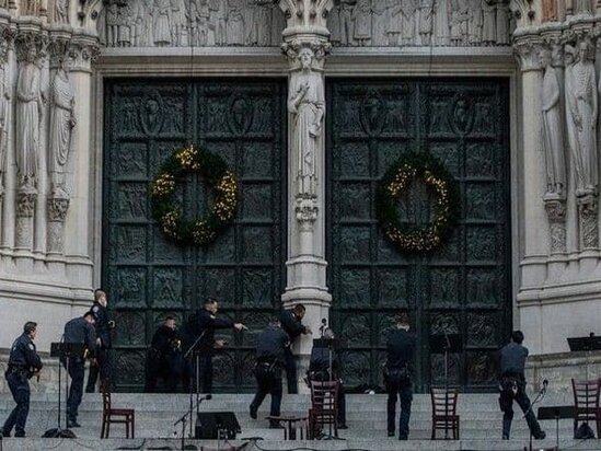 Nyu-Yorkda kilsə yaxınlığında atışma anı - FOTO/VİDEO