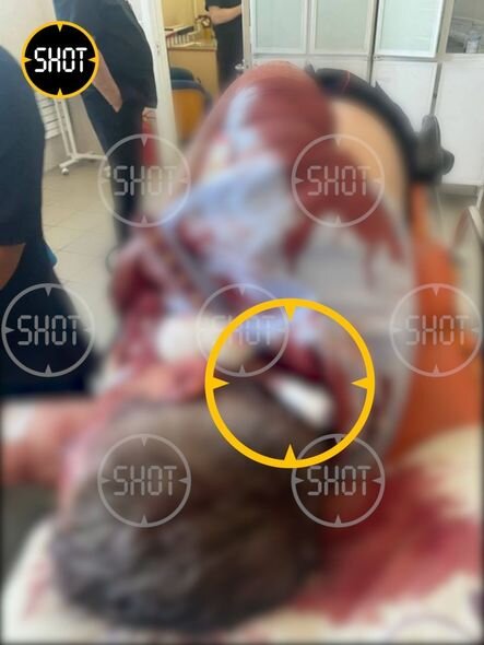 Məhkəmə binasında qanlı qarşıdurma: Müttəhimin nəzarətçilərə hücum anı kamerada - FOTO/VİDEO