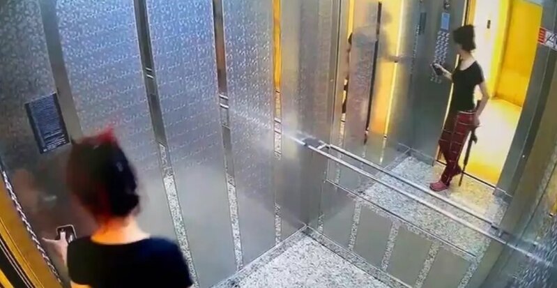 Gecə geyimində keçmiş sevgilisinin evinə tüfənglə basqın etdi - VİDEO