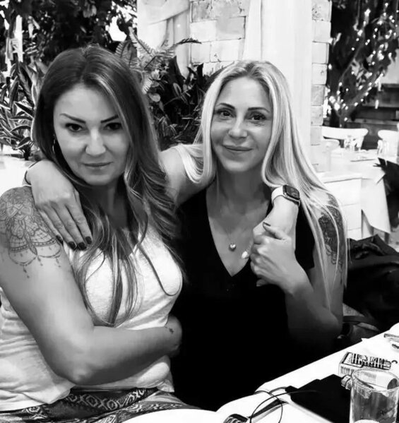 İki qızdan biri indi çox məşhurdur - 40 ildən sonra eyni pozada FOTO