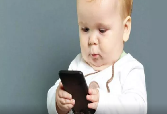 Psixoloqdan vacib açıqlama: Uşaqlara gündə nə qədər telefon vermək olar?