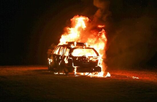 Azərbaycanlılar yanan maşından rusiyalını çıxardılar, avtomobil partladı - VİDEO