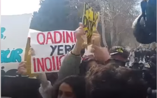 Polis aksiyada hansı plakatları alıb? - AÇIQLAMA