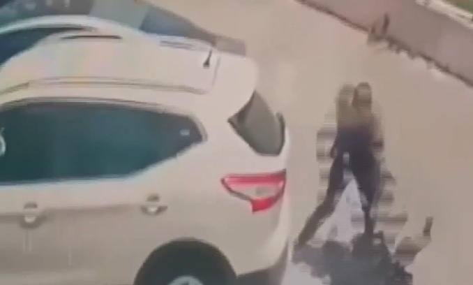 Küçənin ortasında bıçaqlı hücum: Gənc qadın ağır yaralandı - VİDEO
