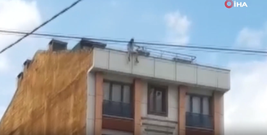 İntihar etmək istəyən şəxsi döyərək fikrindən daşındırdılar - VİDEO