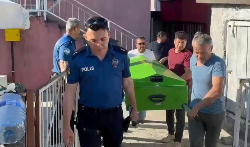 Polis məmuru evində ölü tapılıb