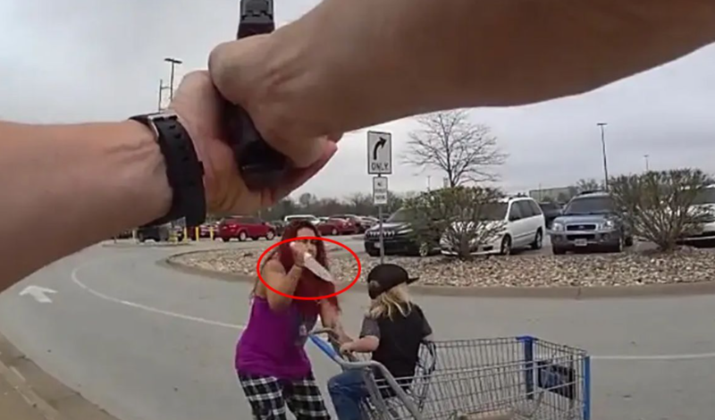 Polis mağazadan qaçırdığı uşağı bıçaqlayan qadını öldürdü - VİDEO