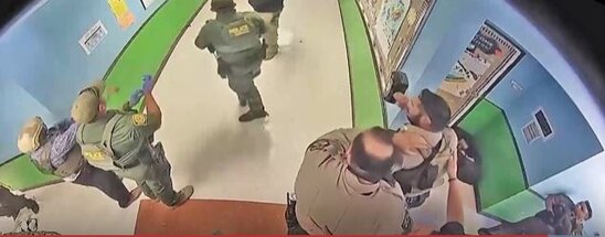 Məktəbə silahlı hücum zamanı polis müdaxilə eləmədi-VİDEO