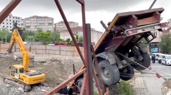 İdarəetmədən çıxan yük maşını tikinti sahəsinə düşdü