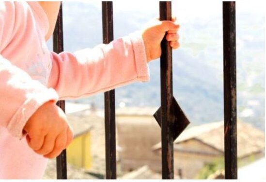 Bakıda dörd yaşlı qız binadan yıxılıb öldü