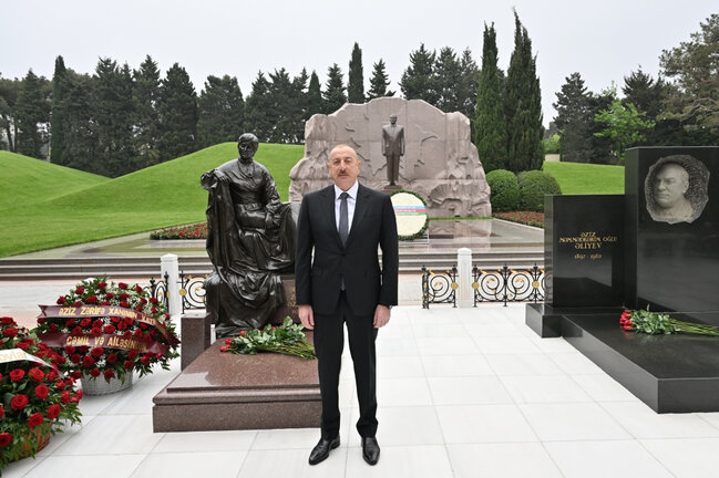 İlham Əliyev akademik Zərifə xanım Əliyevanın məzarını ziyarət edib - FOTO