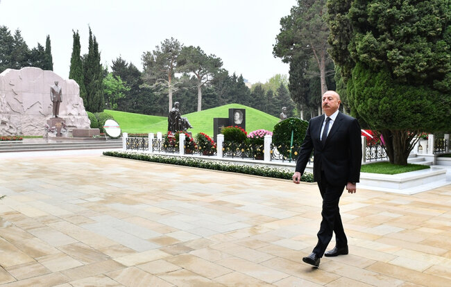 İlham Əliyev akademik Zərifə xanım Əliyevanın məzarını ziyarət edib - FOTO