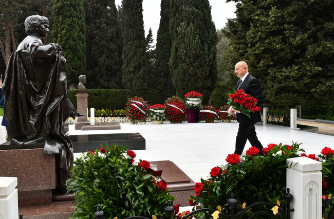 İlham Əliyev akademik Zərifə xanım Əliyevanın məzarını ziyarət edib - FOTO