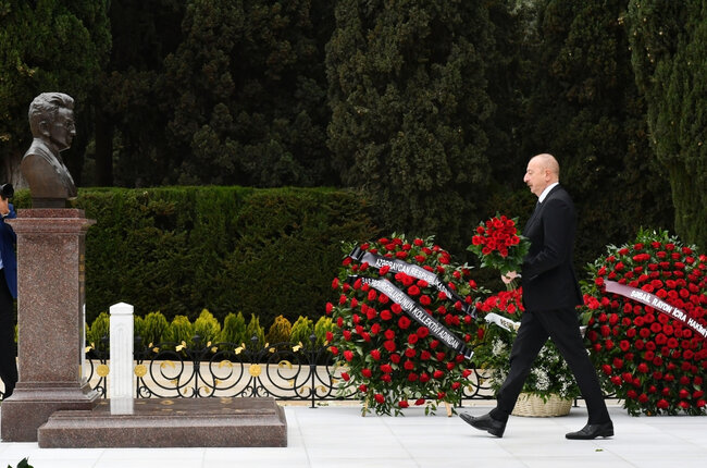 İlham Əliyev akademik Zərifə xanım Əliyevanın məzarını ziyarət edib - FOTO