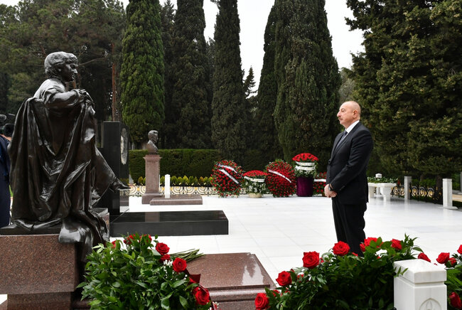 İlham Əliyev akademik Zərifə xanım Əliyevanın məzarını ziyarət edib - FOTO