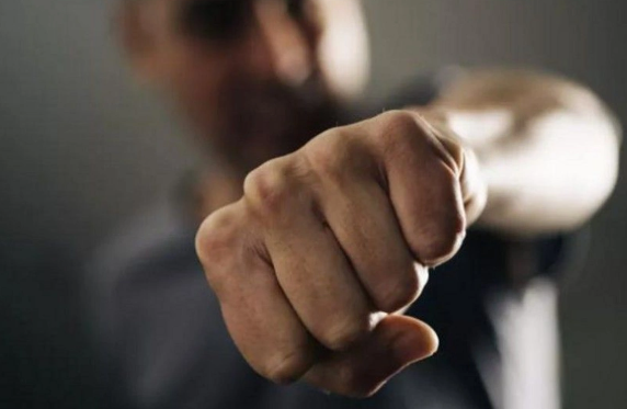 "Azəriqaz"ın əməkdaşını qız söhbətinə görə döyən şəxslə bağlı QƏRAR