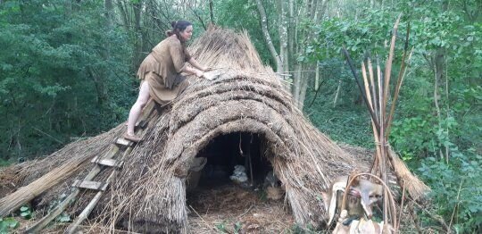 Yolda ölmüş heyvanların əti ilə qidalanan "mağara qadını" hər kəsi təəccübləndirdi - FOTO