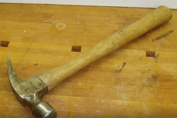 Qadın pula görə kişini çəkiclə 40 dəfə vurub öldürdü