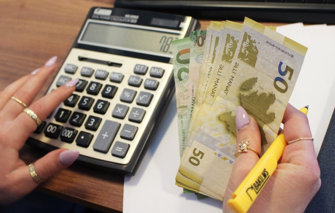 Azərbaycanda məmurların maaşı AÇIQLANDI