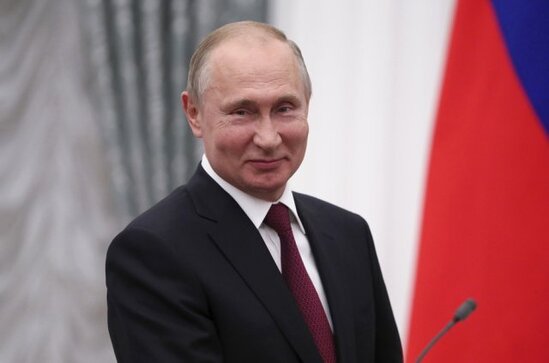 Putin ad günündə öz maaşını artırdı