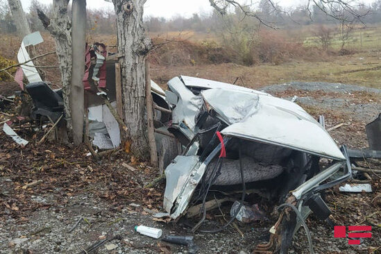 Oğuzda maşın ağaca çırpıldı: Sürücü öldü - FOTO