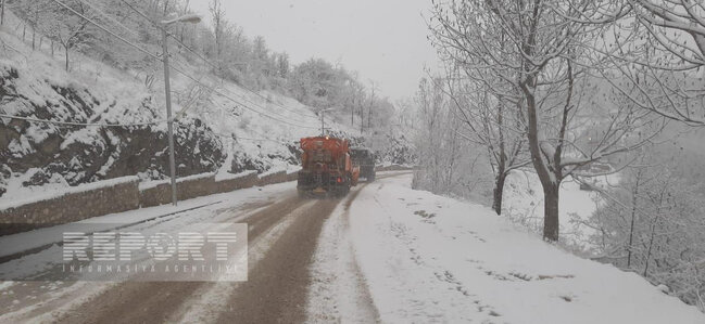 Şuşaya qar yağır, yollar təmizlənir - FOTO