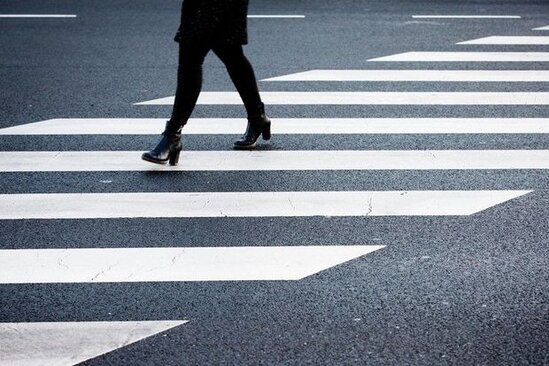 Paytaxtda 33 yaşlı qadını avtomobil vurub