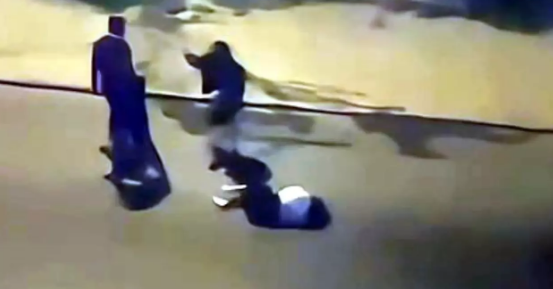 Kameralara düşən vəhşilik: Qadın gündüz vaxtı küçədə döyüldü - VİDEO