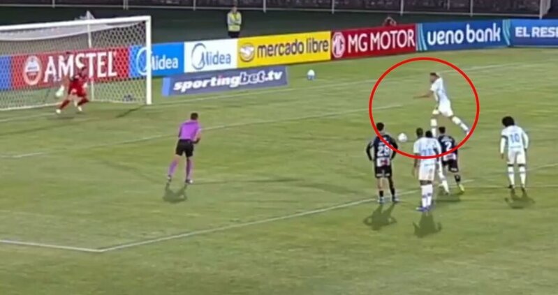 Galatasarayın keçmiş hücumçusu 6 dəqiqədə 3 penalti qaçırdı