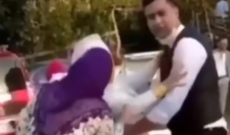 Toydakı qonaqlardan biri, rəqs edən gəlinin hicabını açdı - VİDEO