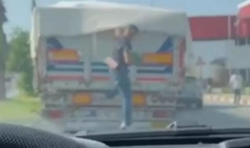 Yelləncək dirəyi altında qalan 4 yaşlı oğlan uşağı həyatını itirdi