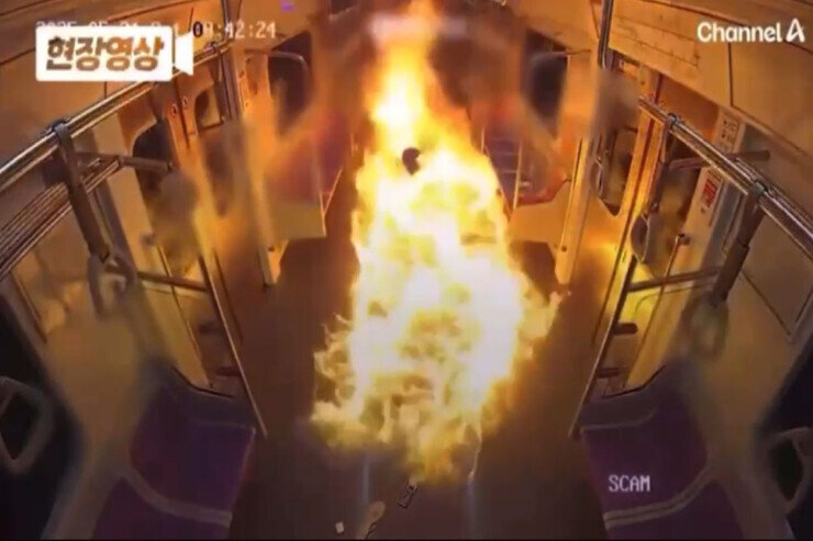 Sərnişin 160 nəfərin olduğu qatarı yandırdı - VİDEO