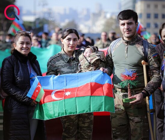 Müharibədə tanış olmuşdular, Zəfər Gününə övladları ilə gəldilər - FOTO