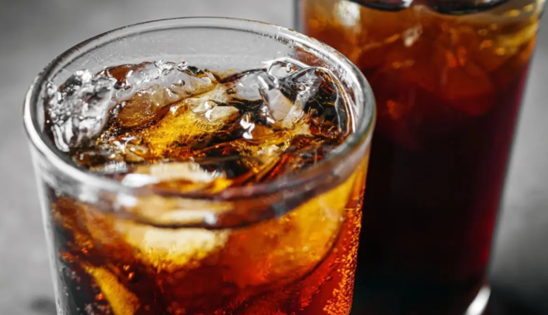 Marketlərdə satılan qazlı içkilərə sidik qarışdıran kişinin müdafiəsi şok edib!