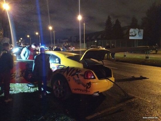 Azərbaycanlı oliqarxın qohumunun "Rolls-Royce" markalı avtomobili qəzaya düşdü - FOTO