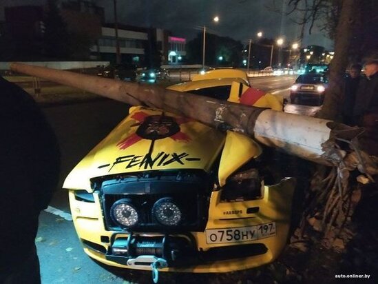 Azərbaycanlı oliqarxın qohumunun "Rolls-Royce" markalı avtomobili qəzaya düşdü - FOTO