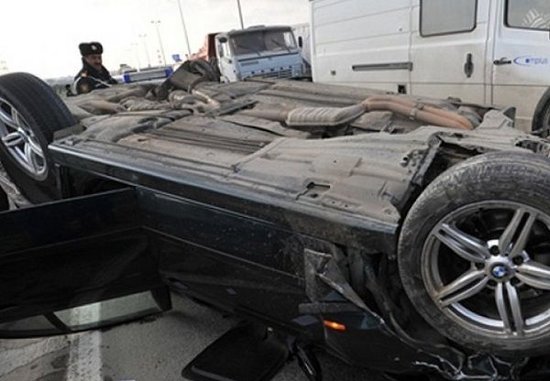 Yüksək vəzifəli məmur qəza törətdi:Ölən var