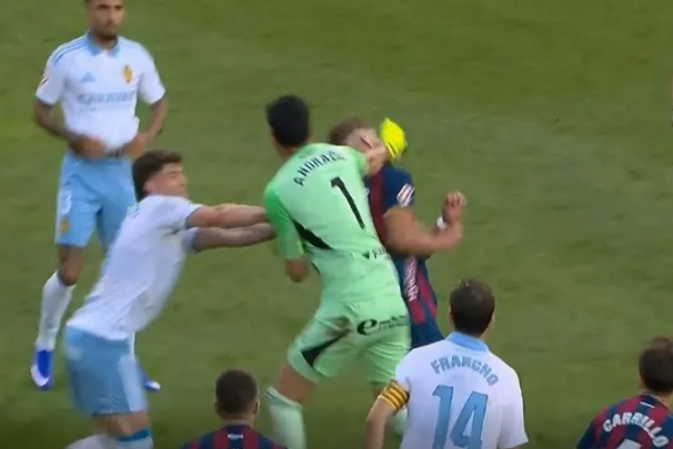 Qırmızı vərəqə gördü: rəqib komandanın kapitanını yumruqladı